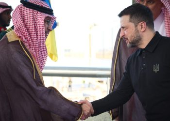 il presidente ucraino Volodymyr Zelensky incontra a Jeddah i diplomatici sauditi (Ansa)