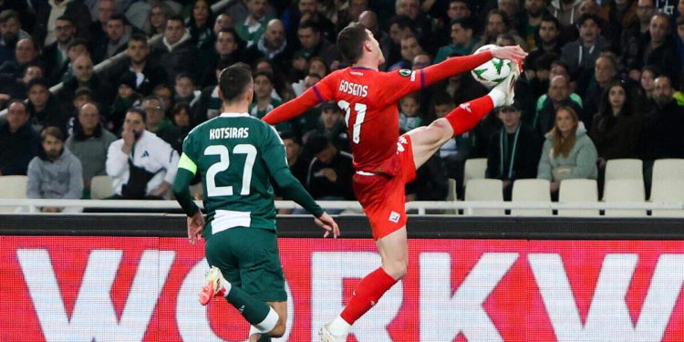 Giannis Kotsiras contrasta Robin Gosens in Panathinaikos Fiorentina (Foto ANSA)