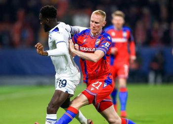 Vaclav Jemelka contrasta Boulaye Dia in Viktoria Plzen Lazio (Foto ANSA)