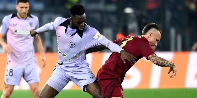 Angeliño contro Iñaki Williams in Roma Athletic Bilbao (Foto ANSA)