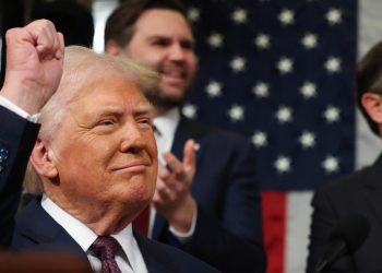 Donald Trump al Congresso Usa. Dietro di lui JD Vance (Ansa)