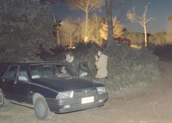 Le ricerche nella piazzola degli Scopeti per l'arma del Mostro di Firenze (Foto: ANSA)