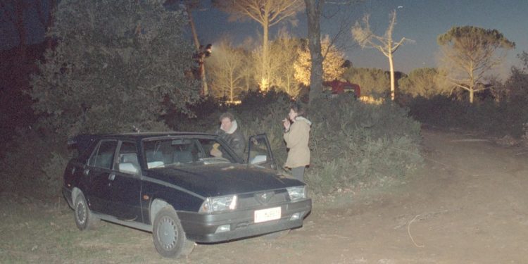 Le ricerche nella piazzola degli Scopeti per l'arma del Mostro di Firenze (Foto: ANSA)