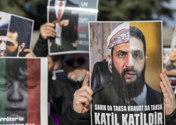 Protesta a Ginevra contro il massacro degli alawiti perpetrato dai miliziani governativi (Ansa)