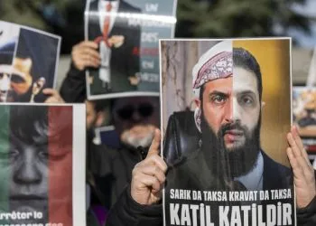 Protesta a Ginevra contro il massacro degli alawiti perpetrato dai miliziani governativi (Ansa)