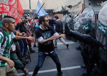Gli scontri tra ultras e forze dell'ordine a Buenos Aires (Ansa)