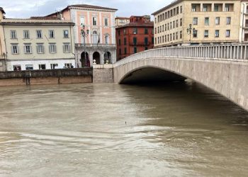 L'Arno in piena a Pisa (Ansa)