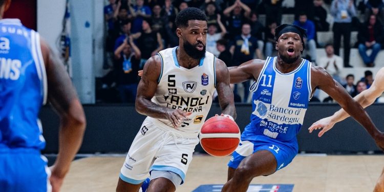 Corey Davis e Brian Fobbs in Cremona Sassari (da facebook.com/VanoliBasketCremona)