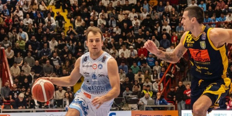Kevin Pangos contro Andrea Cinciarini in Napoli Scafati (da facebook.com/NapoliBk)