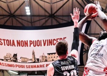Eric Paschall contro Luca Severini in Pistoia Tortona (da facebook.com/pistoiabasket)