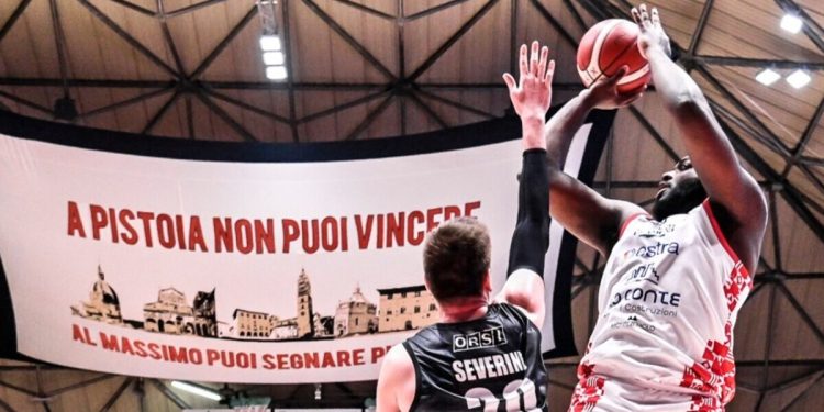 Eric Paschall contro Luca Severini in Pistoia Tortona (da facebook.com/pistoiabasket)