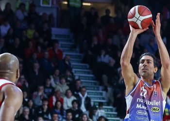 Valerio Mazzola al tiro in Varese Treviso (da facebook.com/trevisobasket)