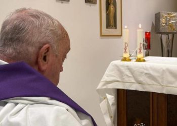 Papa Francesco nella prima e finora unica foto diffusa dal Policlinico Gemelli (Ansa)