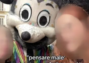 Travestito da Topolino a Napoli