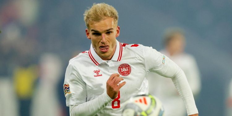 Gustav Isaksen con la maglia della Danimarca (Foto ANSA)