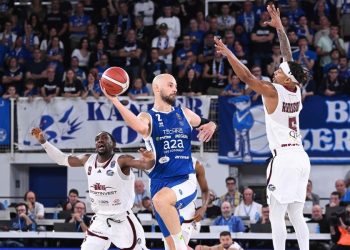 Miro Bilan contro Justin Robinson e Langston Galloway in Brescia Trapani (da facebook.com/pallacanestrobrescia)