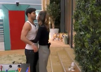 Helena Prestes e Javier Martinez (Foto screen: Mediaset Infinity)