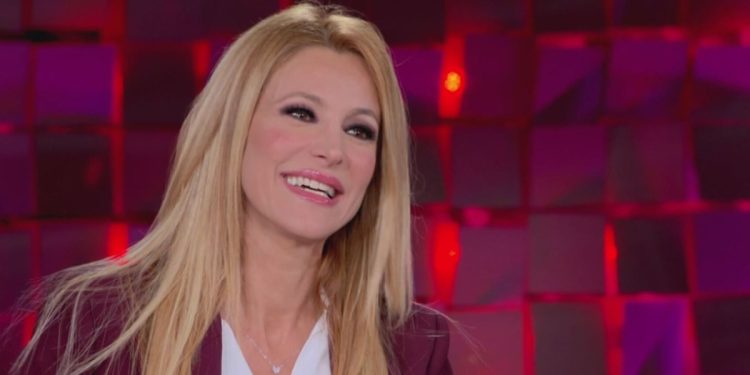 Adriana Volpe parla del nuovo fidanzato Dario (Foto screen: Mediaset Infinity)