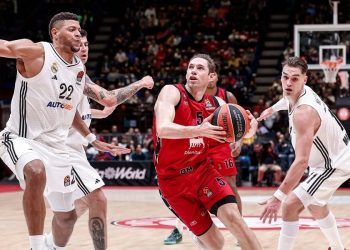 Fabien Causeur contro Walter Tavares in Milano Real Madrid (da facebook.com/OlimpiaMilano1936)