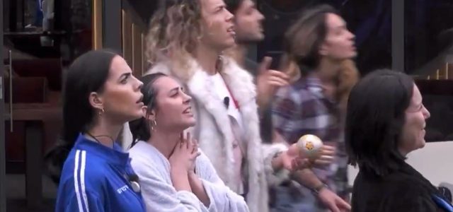 I concorrenti del GF guardano stupiti cosa sta succedendo