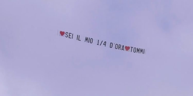 Messaggio aereo di Tommaso Franchi per Mariavittoria al GF