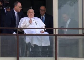 Papa Francesco al balcone del Gemelli
