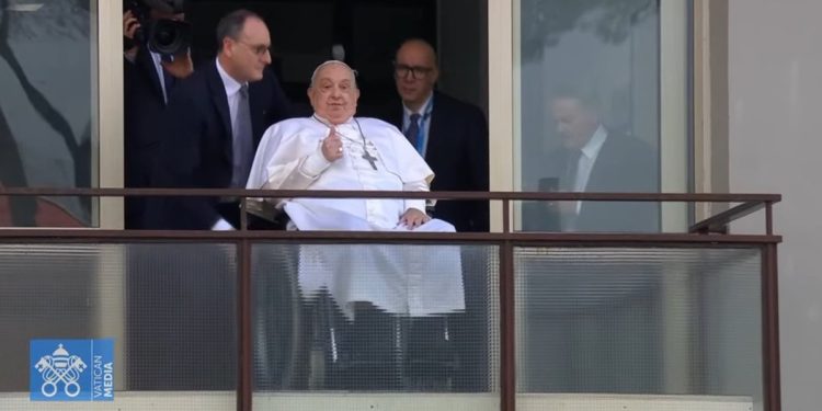 Papa Francesco al balcone del Gemelli