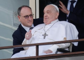 Ricovero Papa Francesco, si affaccia dal balcone