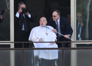 Papa Francesco si affaccia dal Gemelli