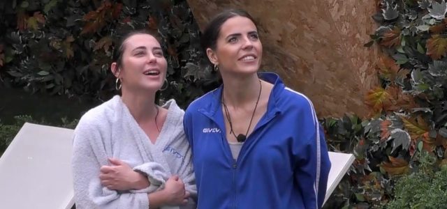 Mariavittoria e Shaila guardano il cielo felici al Grande Fratello