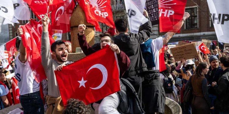 Caos in Turchia per arresto Imamoglu