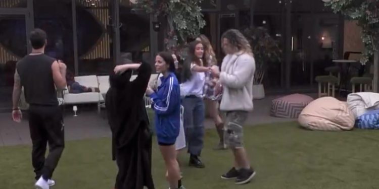 Zeudi Di Palma, palline lanciate nella casa del GF