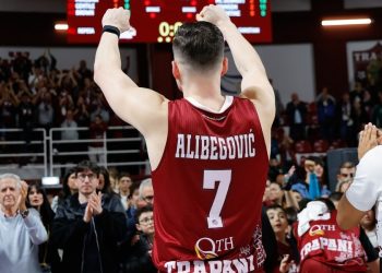 Amar Alibegovic esulta con i tifosi di Trapani (da facebook.com/legabasketa)