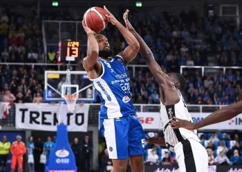 Chris Dowe al tiro  (da facebook.com/pallacanestrobrescia)