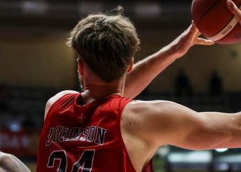 Jayce Johnson contro Derek Cooke in Trieste Pistoia (da facebook.com/pallacanestrotrieste)