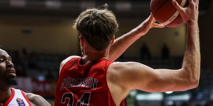 Jayce Johnson contro Derek Cooke in Trieste Pistoia (da facebook.com/pallacanestrotrieste)