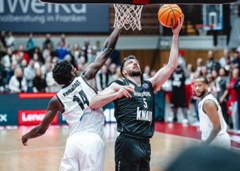 Owen Klassenn contro Ismael Kamagate in Wurzburg Tortona (da facebook.com/DerthonaBasket)