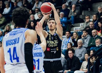 Stefan Nikolic al tiro in Treviso Cremona (da facebook.com/VanoliBasketCremona)