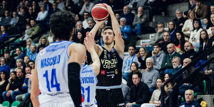 Stefan Nikolic al tiro in Treviso Cremona (da facebook.com/VanoliBasketCremona)