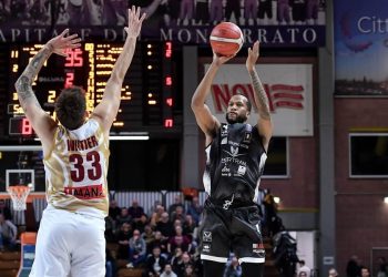Justin Gorham al tiro contro Kyle Wiltjer in Tortona Venezia (da facebook.com/DerthonaBasket)