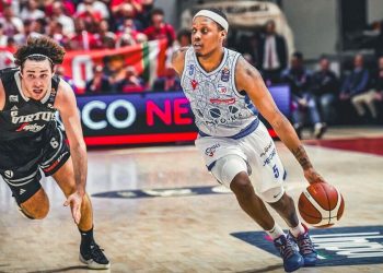 Cassius Winston contro Alessandro Pajola in Reggio Emilia Virtus Bologna (da facebook.com/pallacanestroreggiana)