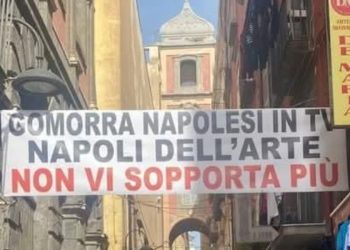 striscione a San Gregorio Armeno a Napoli contro Gomorra