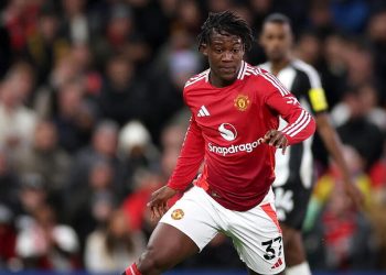 Kobbie Mainoo in azione con il Manchester United (Foto ANSA)