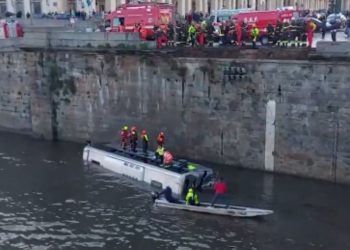 Il bus turistico precipitato nel fiume Po a Torino