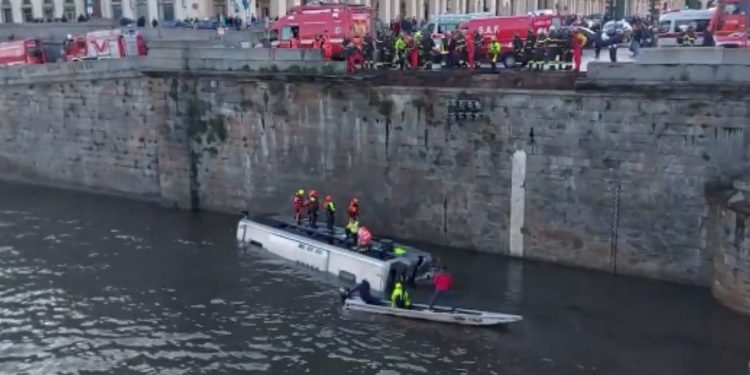 Il bus turistico precipitato nel fiume Po a Torino
