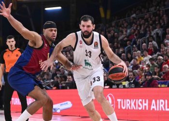 Nikola Mirotic affronta Justin Anderson in Barcellona Milano (da facebook.com/OlimpiaMilano1936)