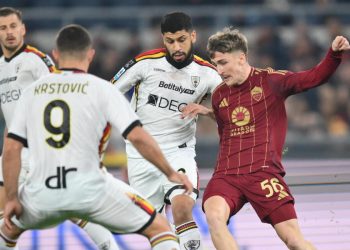 Alexis Saelemaekers contrastato da Nikola Krstovic in Roma Lecce (Foto ANSA)