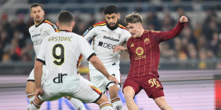 Alexis Saelemaekers contrastato da Nikola Krstovic in Roma Lecce (Foto ANSA)