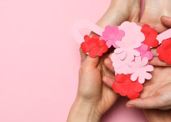 Endometriosi, donne con condividono un utero di fiori