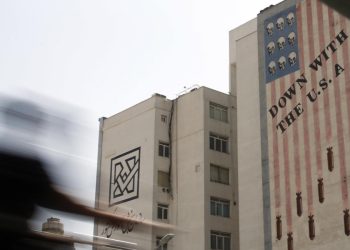 Gigantesco murales anti-USA a Teheran, Iran (Ansa)